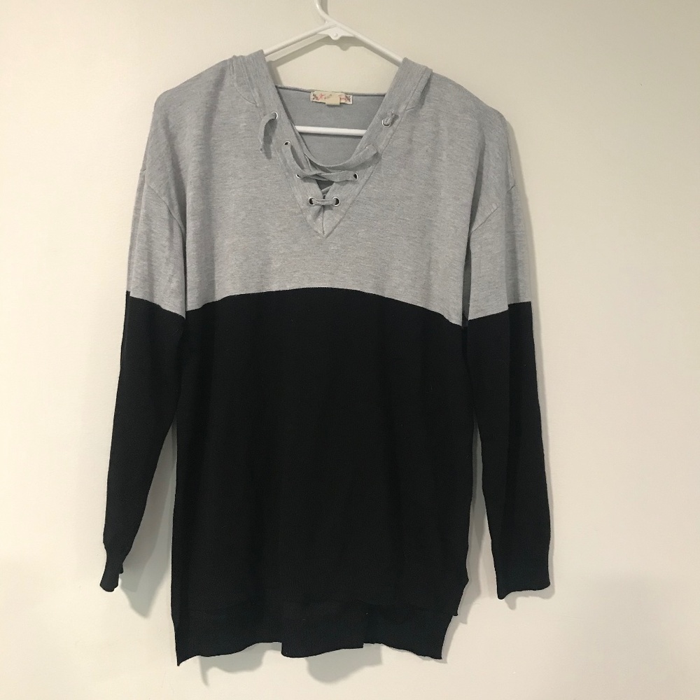 🍓Like New! Soft Lace Up V-Neck Color Block Hoodie